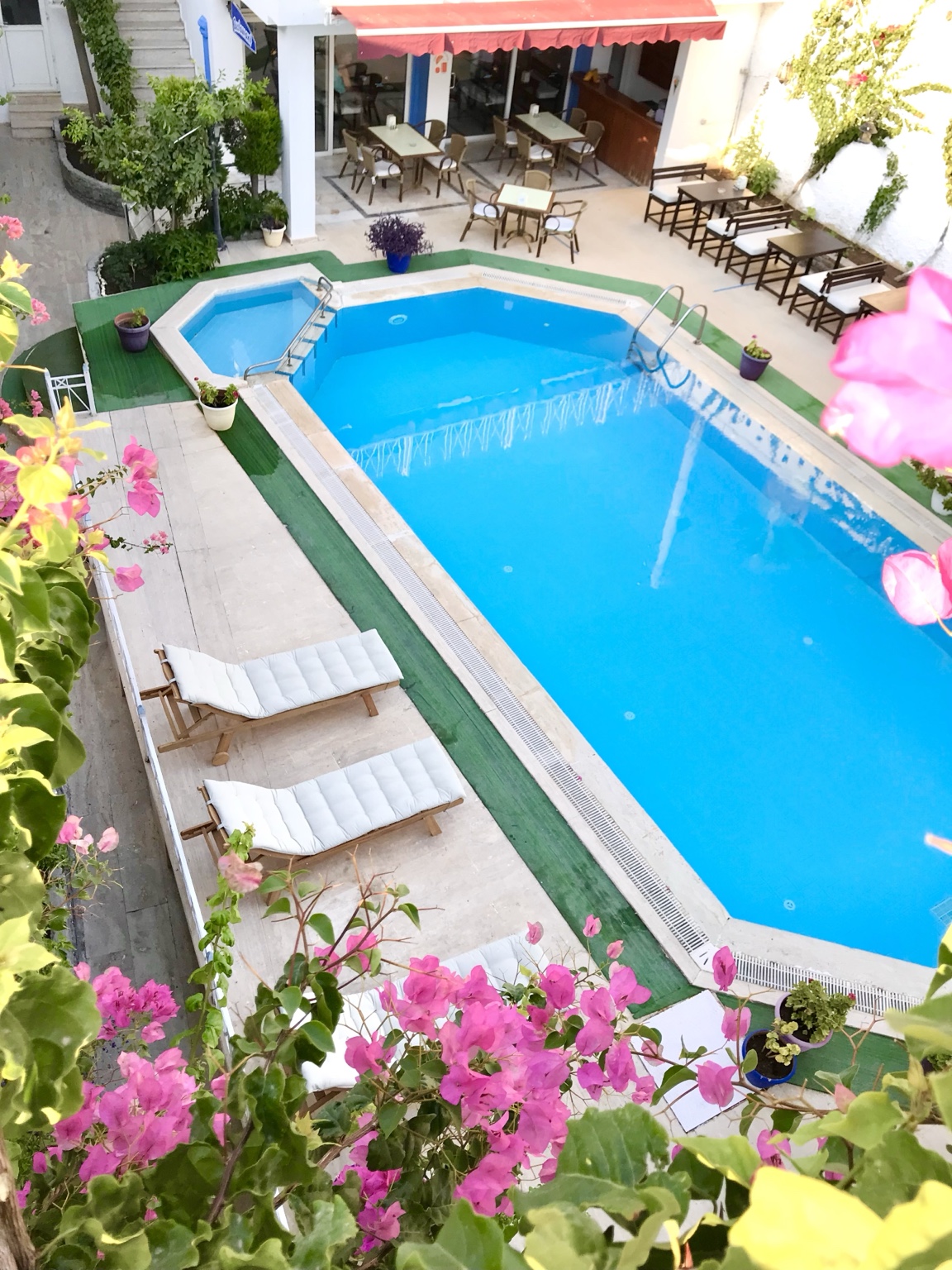 Seçkin Best Hotel havuz ve bahçe atmosferi