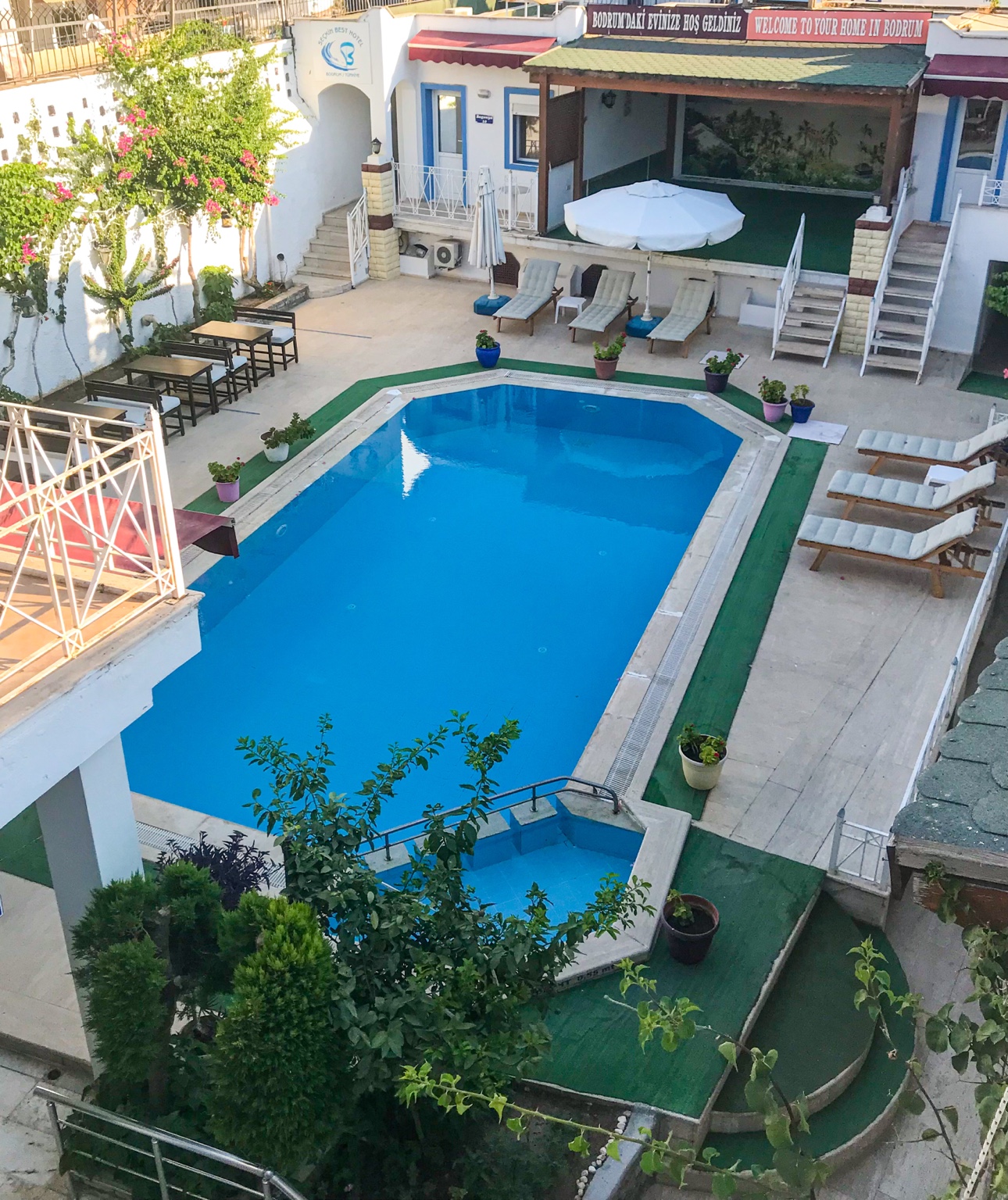 Seçkin Best Hotel havuz ve bahçe atmosferi